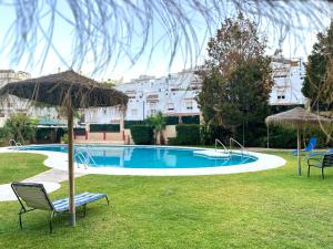 Bazén v ubytování Costa Del Sol Seaside Studio - 5 Mins From Beach nebo v jeho okolí