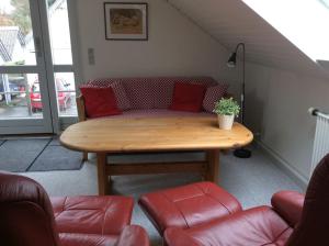 ein Wohnzimmer mit einem Tisch und einem Sofa in der Unterkunft Aarstidernes BB in Silkeborg