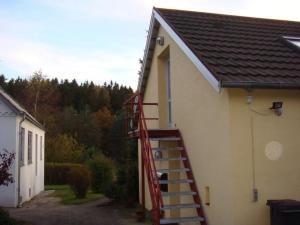 eine Treppe, die zu der Seite eines Gebäudes führt in der Unterkunft Aarstidernes BB in Silkeborg