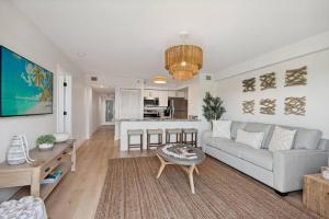 un soggiorno con un divano e un tavolo di Ocean Pointe 2309 a Tavernier