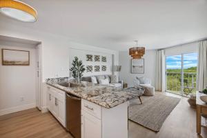 Kuchyň nebo kuchyňský kout v ubytování Ocean Pointe 2309