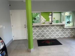 a room with a green pole and a tile wall at Garden Inn Hotel 花園酒店 - Pasadena, San Gabriel - Los Angeles in San Gabriel