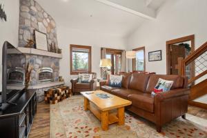 un soggiorno con divano e camino di Hot Tubs, Washer & Dryer, Free Bus, Perfect for 3 Couples a Steamboat Springs