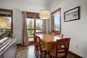 una sala da pranzo con tavolo, sedie e divano di Hot Tubs, Washer & Dryer, Free Bus, Perfect for 3 Couples a Steamboat Springs