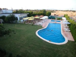 Bazén v ubytování Hotel Crystal Park nebo v jeho okolí