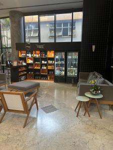 ein Raum mit einem Sofa und Tischen in einem Geschäft in der Unterkunft Jardim Paulista Apartamento com Vista in São Paulo