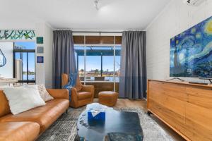 Et opholdsområde på Stunning Lake View Townhouse-Dream Staycation