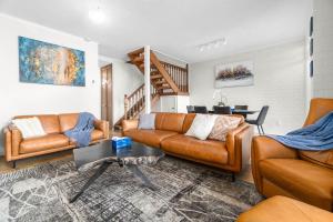 Et opholdsområde på Stunning Lake View Townhouse-Dream Staycation