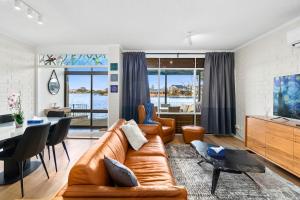 una sala de estar con un sofá y una mesa en Stunning Lake View Townhouse-Dream Staycation, en Cheltenham