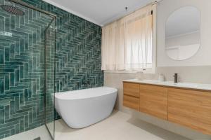 Un baño con bañera, inodoro y lavabo. en Stunning Lake View Townhouse-Dream Staycation, en Cheltenham 22 fotos más