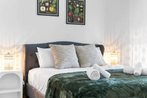 une chambre avec un lit avec des serviettes dessus dans l'établissement Coastal Comfort 4BR Vacation Home in Hallett Cove, à Halletts Cove