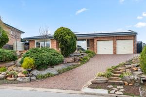Κήπος έξω από το Coastal Comfort 4BR Vacation Home in Hallett Cove