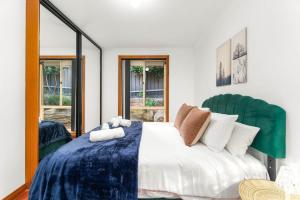 Ένα ή περισσότερα κρεβάτια σε δωμάτιο στο Coastal Comfort 4BR Vacation Home in Hallett Cove