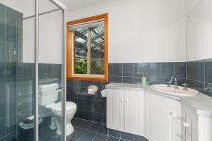 Ένα μπάνιο στο Coastal Comfort 4BR Vacation Home in Hallett Cove +18 φωτογραφίες