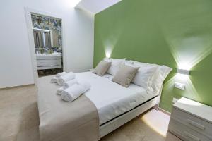 Postel nebo postele na pokoji v ubytování Urban Oasis