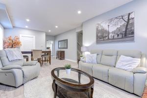 汉密尔顿Niagara Falls-Toronto-45 Minute Drive的客厅里有一张沙发和一张桌子。