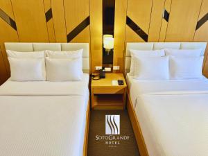 Postel nebo postele na pokoji v ubytování Sotogrande Davao Hotel