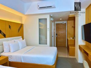 Postel nebo postele na pokoji v ubytování Sotogrande Davao Hotel