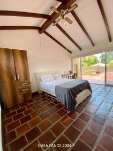 een slaapkamer met een bed en een plafondventilator bij Casa Pance in Cali
