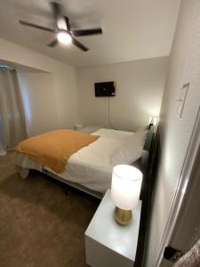 Postel nebo postele na pokoji v ubytování Corporate Haven Wifi Home Office