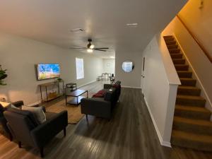 TV a/nebo společenská místnost v ubytování Corporate Haven Wifi Home Office