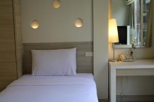Postel nebo postele na pokoji v ubytování Sunshine Hotel & Residences