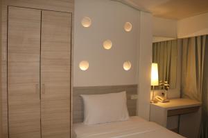 Postel nebo postele na pokoji v ubytování Sunshine Hotel & Residences