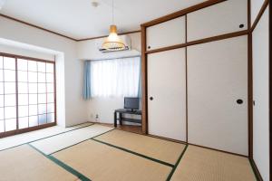 LN07 三宮中心14名まで宿泊可能! 交通至便! Sannomiya Base 2的电视和/或娱乐中心