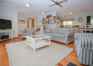 Una sala de estar con dos sofás y una mesa de café. en Bright Country Home, en Bright