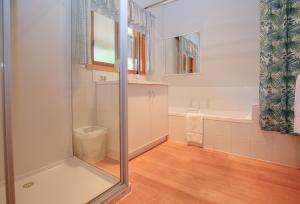 Un baño con ducha, inodoro y bañera. en Bright Country Home, en Bright 22 fotos más