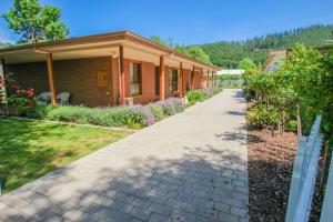 una pasarela que conduce a una casa con jardín en Bright Country Home, en Bright