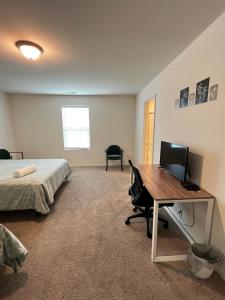 een slaapkamer met een bed en een bureau met een computer bij Peaceful room in new house in Raleigh Downtown Area in Raleigh +27 foto's
