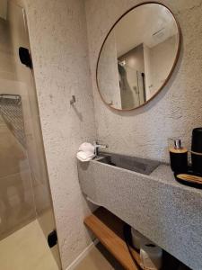 une salle de bain avec un lavabo et un miroir dans l'établissement Casa com piscina - Milagres - Praia e Capela, à São Miguel dos Milagres