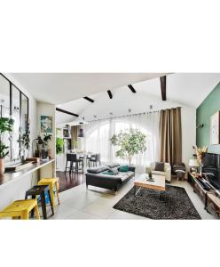 un salon avec un canapé et une table dans l'établissement Charming loft in Lyon Ecully, à Écully