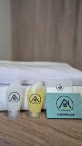 une salle de bain avec deux serviettes et un distributeur de serviettes sur un lit dans l'établissement Hotel Anda, à Jember