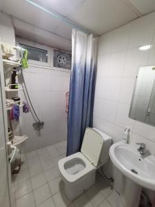 Koupelna v ubytování Fully furnished studio apartment