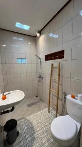 Ένα μπάνιο στο Bali Asli Guest House by EPS