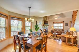 ブレアズヴィルにあるCozy Ga Cabin Fire Pit, Game Rm & Relaxationのテーブルと椅子のあるダイニングルームとリビングルーム