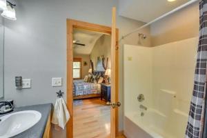 ブレアズヴィルにあるCozy Ga Cabin Fire Pit, Game Rm & Relaxationのバスルーム(シンク、シャワー付)、ベッドルーム1室が備わります。 +45枚の写真