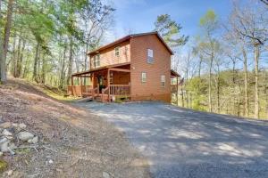 ブレアズヴィルにあるCozy Ga Cabin Fire Pit, Game Rm & Relaxationの大木造家屋