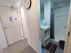 オークランドにあるCity Roomのバスルーム(洗面台、壁掛け時計付)