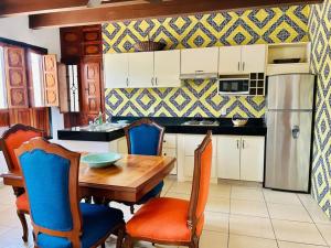 une cuisine avec une table, des chaises et un réfrigérateur dans l'établissement en centro cerca de la playa y machado by G P S rentas, à Mazatlán 22 autres photos