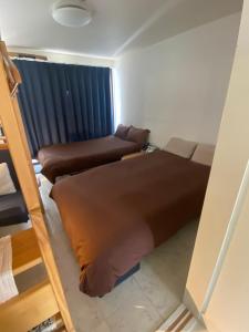 una camera da letto con un letto e un divano di Azabujuban Properties 401 - the sanctuary a Tokyo