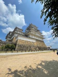 un grande edificio in mezzo a una strada di Azabujuban Properties 401 - the sanctuary a Tokyo