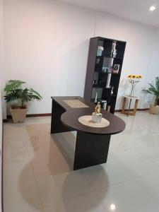 une pièce avec une table sur laquelle se trouve une statue dans l'établissement Departamento Venecia, à Tarija