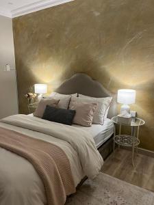 En eller flere senge i et værelse på شقة مفروشة خاصه بالخبر