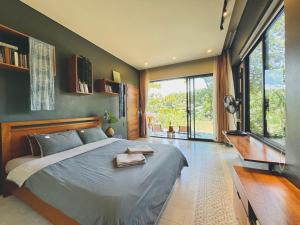 Postel nebo postele na pokoji v ubytování Comfy Riverside Mekong homestay Ben Tre