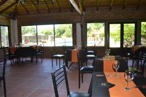 ビクトリアにあるCasablancaのテーブルと椅子のあるレストラン、プールを提供しています。