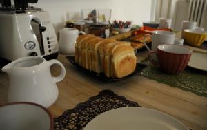 un tavolo con un piatto di pane e una tazza di caffè di Guest House Interno4 a Roma
