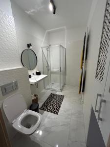 Et badeværelse på Helikon Terasz Apartman + 10 billeder